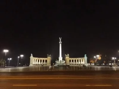 Der Heldenplatz in Budapest kurz vor Mitternacht. Freihand mit der 13-Megapixel-Kamera des Mate S.