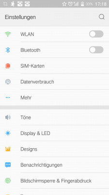 Die Einstellungen geben sich etwas bunter als bei einem Nexus-Gerät oder mit Stock Android.