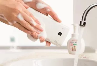 Kyocera DIGNO rafre: Das erste Handy, das sich mit Handseife waschen lässt und auch in die Badewanne darf