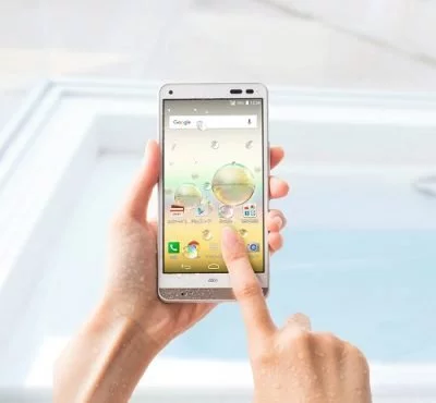 Auch mit nassen Händen und in der Badewanne lässt sich das neue Kyocera-Smartphone nutzen.