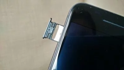 Mal was anderes: Die Einschübe für Nano-SIM und microSD-Karte sind zweigeteilt und aus Plastik.