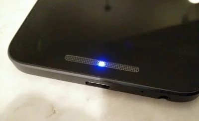Das Nexus 5X verfügt über eine mehrfarbige Benachrichtigungsleuchte, die in der Grundeinstellung ausgeschaltet ist.