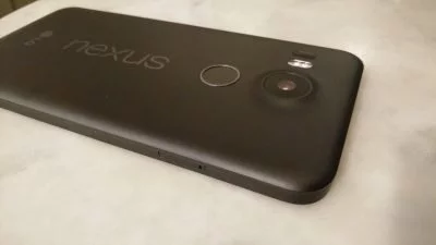 Die Rückseite des Nexus 5X ist recht resistent gegen Fettflecken aber nicht immun dagegen. Die Kamera steht leicht hervor. Zwischen der Kamera und dem Nexus-Schriftzug befindet sich der Fingerabdrucksensor.