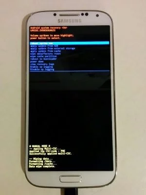 Nach dem Werksreset landest du wieder im Recovery Menü und kannst dein Samsung-Gerät neu starten.