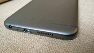 Die Anschlüsse für USB und Kopfhörer sind an der Unterseite verbaut.