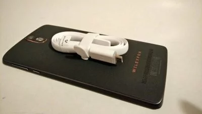Die Rückseite sieht ein wenig wie beim OnePlus One aus.