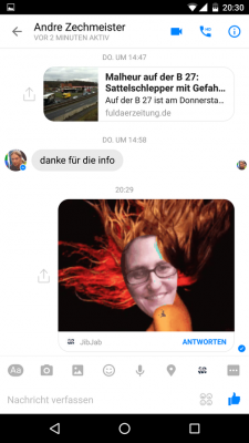 Über den Facebook-Messenger oder sämtliche installierte Messenger-Dienste versendest du dein Bild.