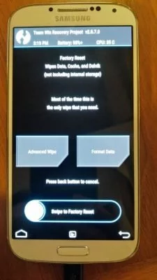 Vor dem Einspielen von CyanogenMod 13 musst du das SGS4 auf die Werkseinstellungen zurücksetzen.