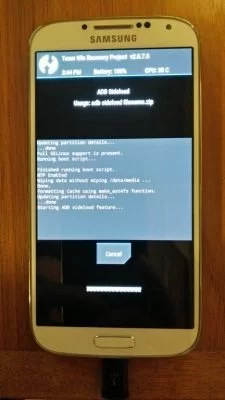 Während des Sideloads erscheinen am Handy und am PC Rückmeldungen über den Fortschritt.