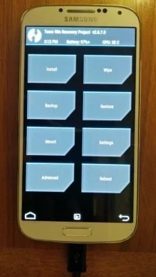 Über das TWRP Recovery spielst du gleich im Anschluss CyanogenMod 13 und die Google-Apps ein.