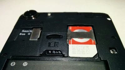 Alles ist da: Mini-SIM, Micro-SIM und microSD-Karte (von rechts nach links).