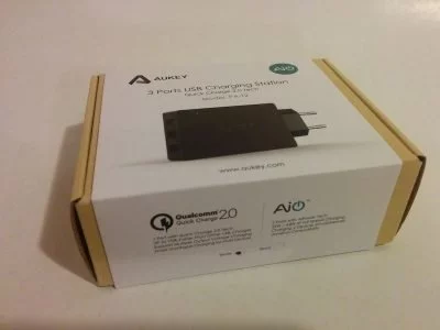Eine schlichte Verpackung in einer Kartonbox ist für alle Aukey-Produkte typisch.