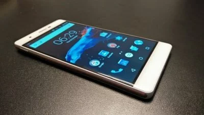 Der 5,5" große AMOLED-Screen verfügt über satte Farben und gute Blickwinkel.