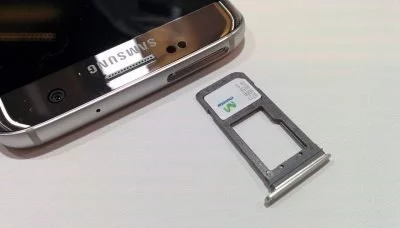 Neben der Nano-SIM enthält der Einschub an der Oberseite des Galaxy S7 auch Platz für eine microSD-Speicherkarte. Dual-SIM ist für Deutschland nicht geplant.