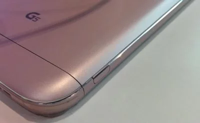 Die Spaltmaße zwischen Alu-Gehäuse und Akku-Abdeckung sind minimal. Der Button dient dazu, die Batterie zu wechseln.