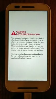 Mit entsperrtem Bootloader zeigt das Moto E bei jedem Start diesen Warnhinweis an.
