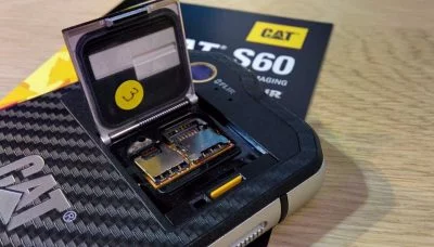 Der microSD-Slot und die zwei SIM-Karten-Einschübe sind hinter einer Serviceklappe geschützt.