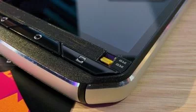 Wer mit dem Cat S60 besonders tief abtauchen möchte, muss zunächst die drei Sicherheitsschalter umkippen.