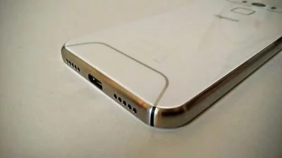 Auf der Unterseite gibt es den inzwischen bei vielen Herstellern typiscen Grill mit einem Mono-Speaker, Mikrofon und USB Type C in der Mitte.