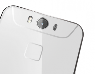 Neben dem Dual-LED-Blitz befindet sich neben der 16-Megapixel-Kamera auch ein Pulsmesser.