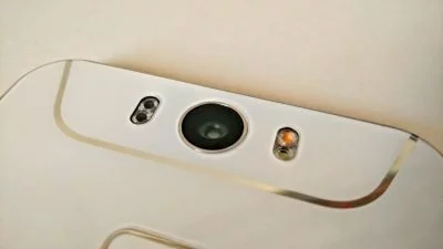 Die 16-MP-Kamera mit dem Dual-Blitz (rechts) und dem Puls- und UV-Messgerät (links).