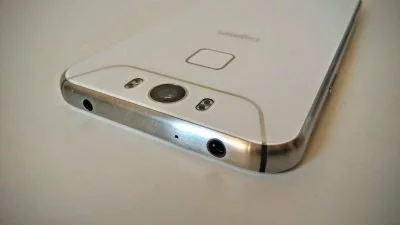 Das Gigaset ME ist gut ausgestattet. neben Fingerabdrucksensor, Dual-Flash und Pulsmesser ist auch ein IR-Blaster mit an Bord.