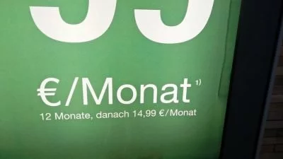 Das Kleingedruckte sieht man auf den großen Plakatwänden höchstens aus 2m Entfernung...