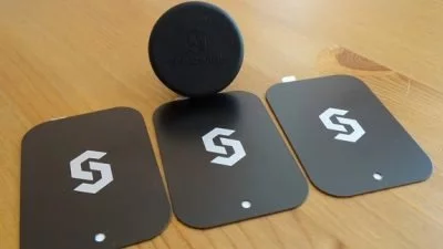 Die KFZ-Halterung ist magnetisch und kommt mit 3 Metall-Plättchen, die am Handy angebracht werden.