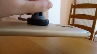 Die Halterung hält das Smartphone auch mit Hülle an Ort und Stelle.