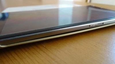 Die Metall-Plättchen verursachen eine kaum sichtbare Wölbung an der Smartphone-Hülle