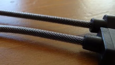 Durch die Nylon-Ummantelung wirken die Kabel nicht nur sehr stabil sondern sehen auch gut aus.