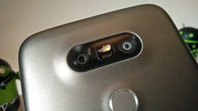 Rechts vom Dual-Blitz befindet sich das Weitwinkel-Objektiv mit 8 MP-Sensor, links das gewöhnliche Kameramodul mit 16-MP-Sensor. Beide Kameras arbeiten unabhängig voneinander.