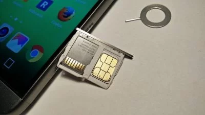 Der SIM-Slot befindet sich auf der rechten Seite im unteren Drittel des Geräts.