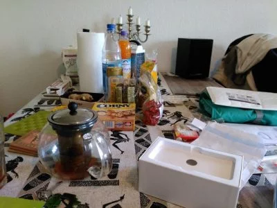 Auf den ersten Blick wirkt das Foto ganz ok, aber bei der 100%-Ansicht (Foto anklicken), sind deutliche Unschärfen rechts und oben zu sehen (Kerzenständer, Umschlag mit Barcode).