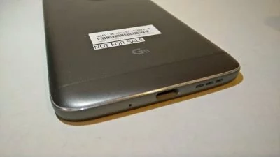 Mikrofon, USB Type-C und drei Aussparungen für den Lautsprecher finden sich auf der Geräteunterseite.