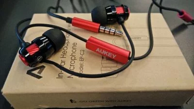 Das In-Ear-Headset von Aukey kommt in einer schlichten Pappschachtel daher. Das ist positiv.