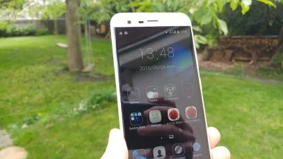 Das sehr schöne Display des Ulefone Paris lässt sich auch bei Tag gut ablesen und ist kratzfest.