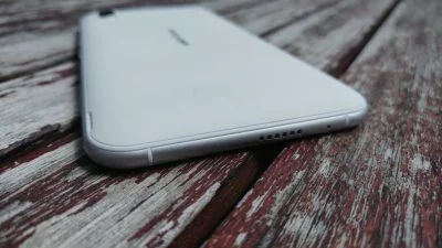 Der Lautsprechergrill im iPhone-Stil sorgt für ein schönes Design. Daneben befindet sich das Mikrofon.