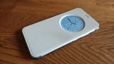Das Cover gibt es zum Beispiel bei Gearbest oder Amazon gratis dazu.