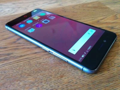 Die Lautstärkewippe und der Power-Button des Nubia Z11 mini bilden optisch eine Einheit.