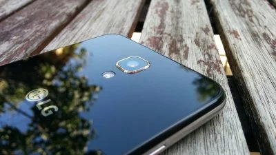 Die Kamera des LG X screen steht leicht aus dem Gerät hervor. Die glatte Rückseite ist aus Kunststoff.