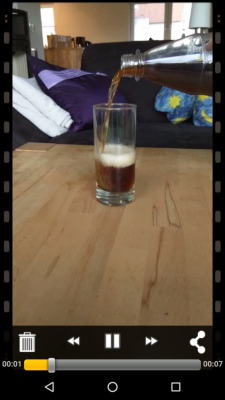 Die Cola fließt aus dem Glas in die Flasche zurück.
