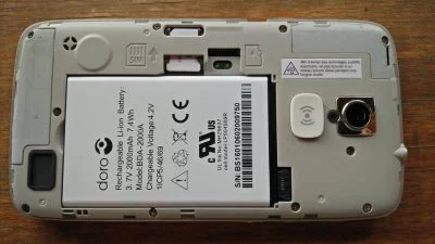 Der 2000-mAh-Akku sorgt in Kombination mit der relativ schwachen Hardware für lange Akkulaufzeiten.