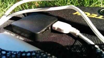 Theoretisch kannst du zwei Smartphones gleichzeitig laden, das geht dann aber sehr, sehr langsam...