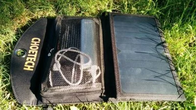 Bei strahlendem Sonnenschein reicht auch ein einziges Panel aus, damit das Ladegerät funktioniert.