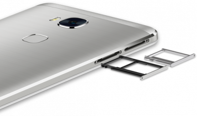 Das Honor 5X verfügt über drei Einschübe. Du musst also keine Kompromisse bezüglich Speicher oder Dual-SIM eingehen.