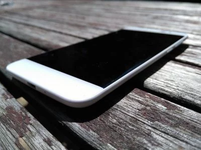 Das Coolpad Torino S ist dank abgerundeter Rückseite und Front ein echter Handschmeichler.