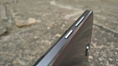 Die leichte Riffelung gibt dem Power-Button und der Lautstärkewippe das gewisse Etwas.