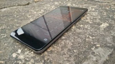 Von vorne sieht das Honor 5X eher langweilig aus.
