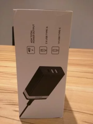 Der Charger hat 2x USB Typ A und 1x USB Typ C Anschluss.